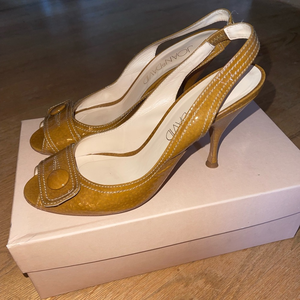 EXCELLENT CONDITION JOAN + DAVID PEEP-TOE PATENT CAMEL SLINGBACK HEEL